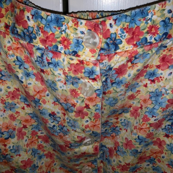 🔥MOVING SALE🔥 floral skirt with pockets! - Picture 2 of 4